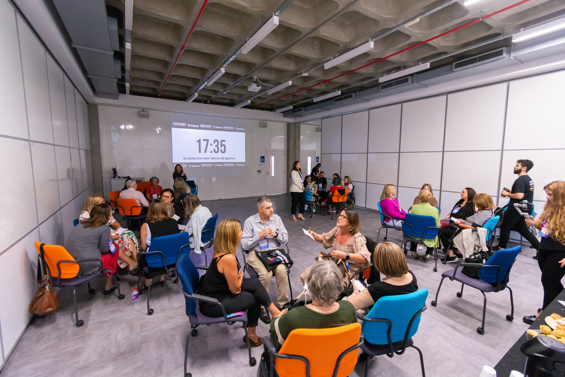 Encontro Pertence em sala com participantes em roda