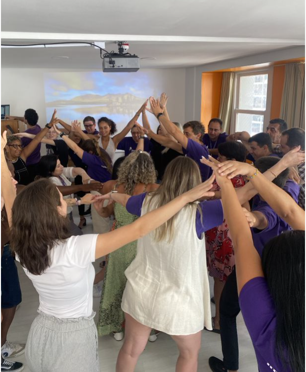 Roda de mãos dadas em formação Pertence